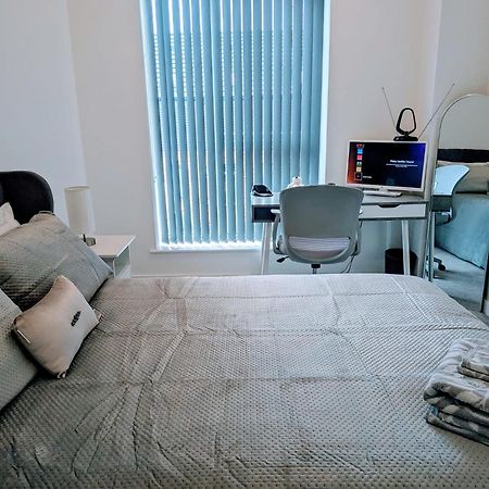Contemporary Double Ensuite Room Бирмингам Екстериор снимка