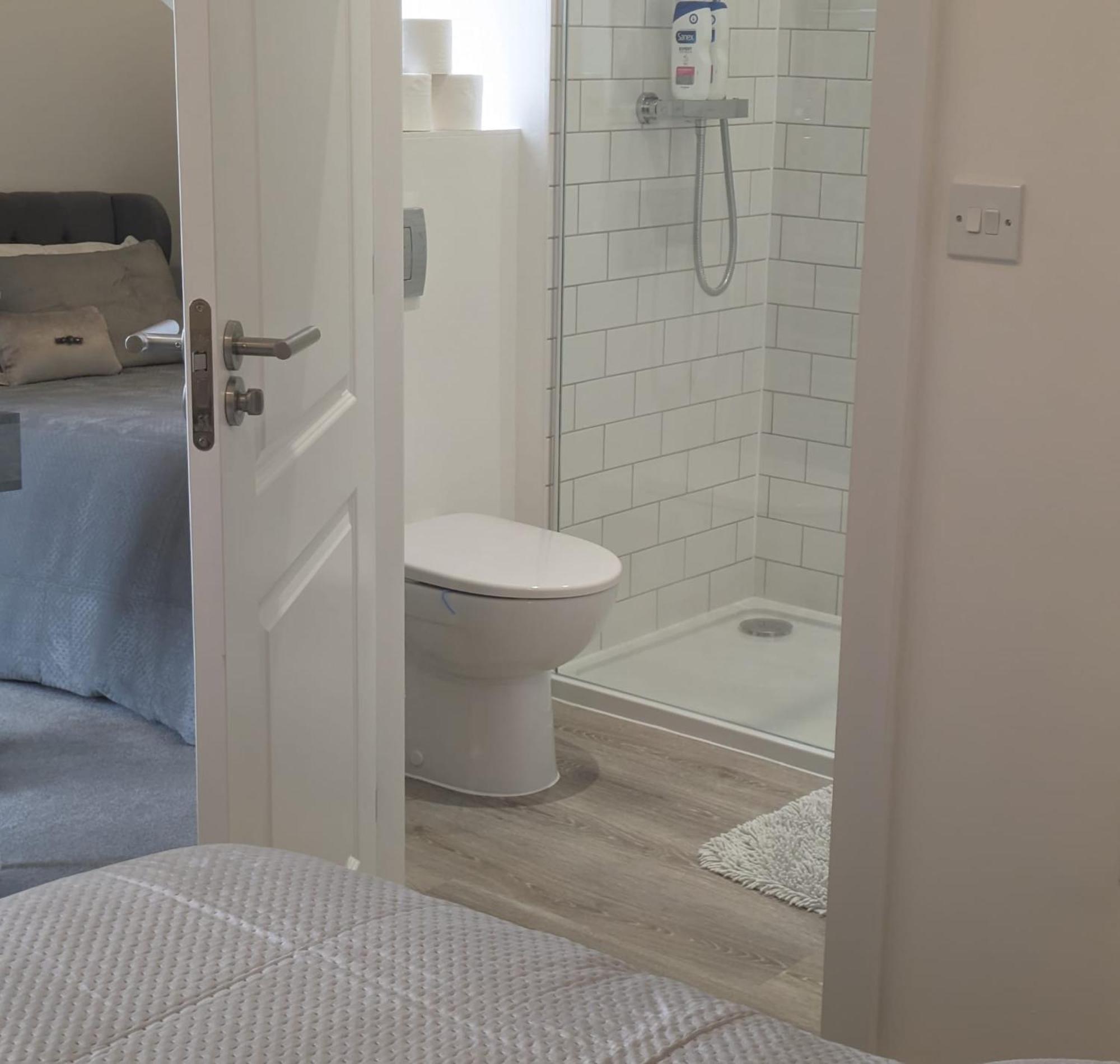 Contemporary Double Ensuite Room Бирмингам Екстериор снимка