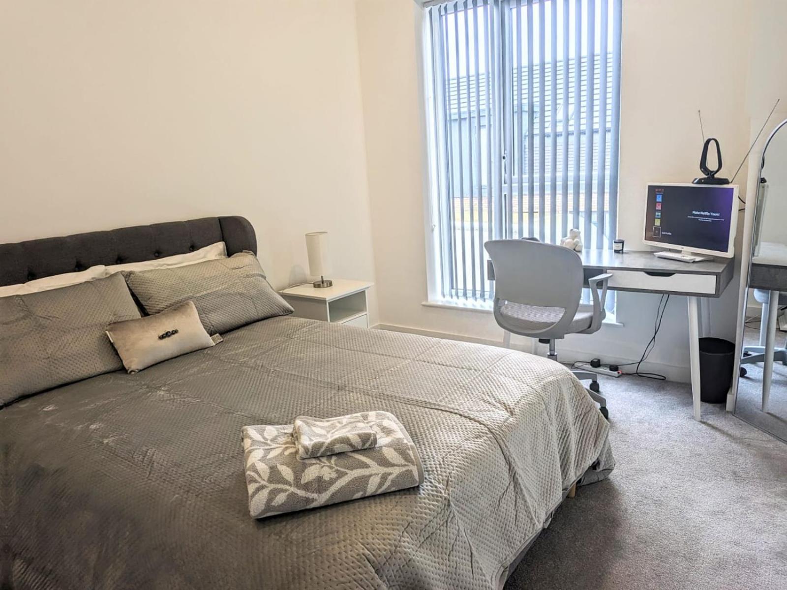 Contemporary Double Ensuite Room Бирмингам Екстериор снимка