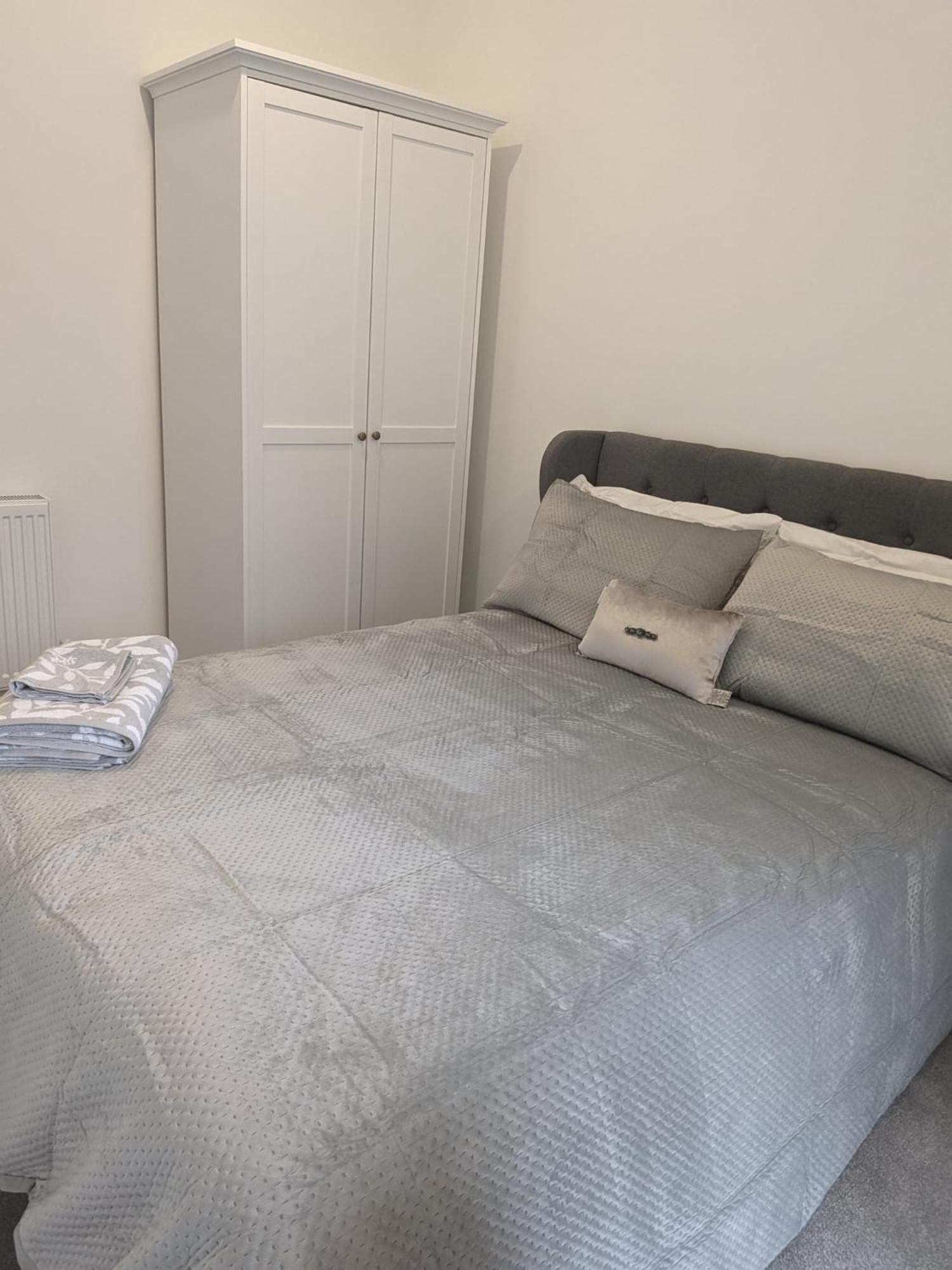 Contemporary Double Ensuite Room Бирмингам Екстериор снимка