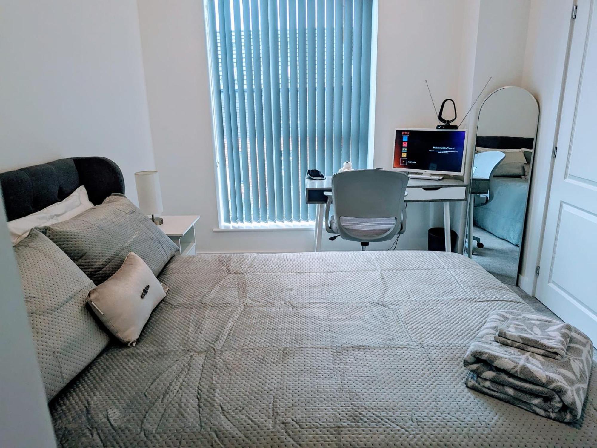 Contemporary Double Ensuite Room Бирмингам Екстериор снимка