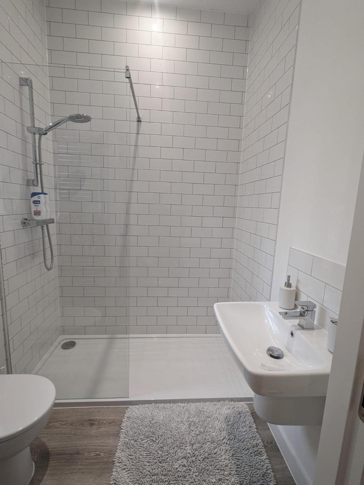 Contemporary Double Ensuite Room Бирмингам Екстериор снимка